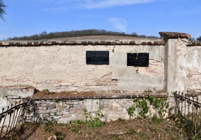 Nově dohledané nápisové desky po vyčištění hrobek u hřbitovní zdi, O.C., 2025