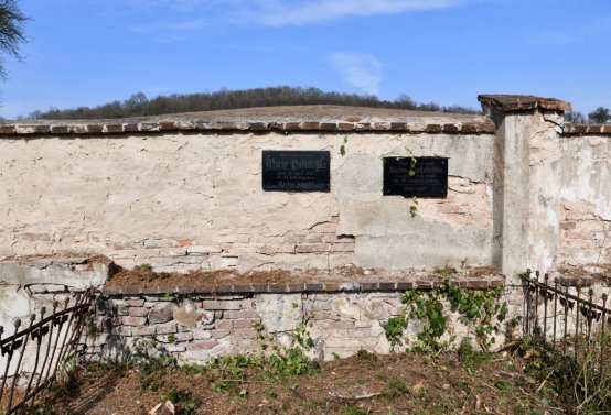 Nově dohledané nápisové desky po vyčištění hrobek u hřbitovní zdi, O.C., 2025