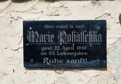 Nově dohledané nápisové desky po vyčištění hrobek u hřbitovní zdi, O.C., 2025