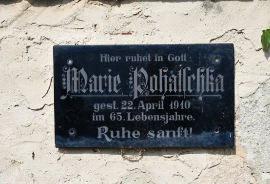 Nově dohledané nápisové desky po vyčištění hrobek u hřbitovní zdi, O.C., 2025