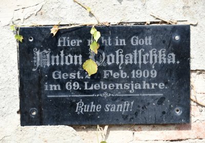 Nově dohledané nápisové desky po vyčištění hrobek u hřbitovní zdi, O.C., 2025