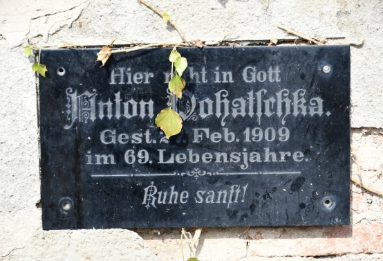 Nově dohledané nápisové desky po vyčištění hrobek u hřbitovní zdi, O.C., 2025