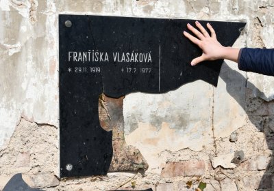 Nově dohledané nápisové desky po vyčištění hrobek u hřbitovní zdi, O.C., 2025