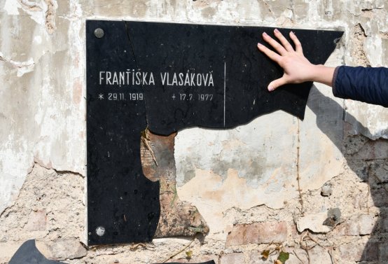 Nově dohledané nápisové desky po vyčištění hrobek u hřbitovní zdi, O.C., 2025