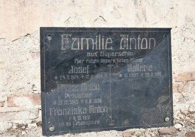 Nově dohledané nápisové desky po vyčištění hrobek u hřbitovní zdi, O.C., 2025