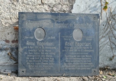 Nově dohledané nápisové desky po vyčištění hrobek u hřbitovní zdi, O.C., 2025