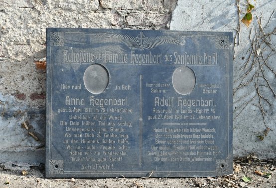 Nově dohledané nápisové desky po vyčištění hrobek u hřbitovní zdi, O.C., 2025