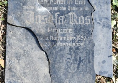 Nově dohledané nápisové desky po vyčištění hrobek u hřbitovní zdi, O.C., 2025