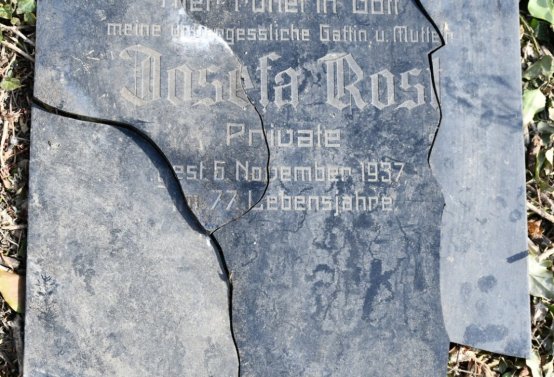 Nově dohledané nápisové desky po vyčištění hrobek u hřbitovní zdi, O.C., 2025