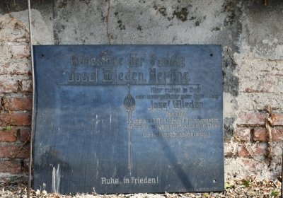 Nově dohledané nápisové desky po vyčištění hrobek u hřbitovní zdi, O.C., 2025