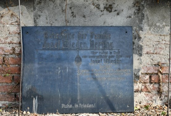 Nově dohledané nápisové desky po vyčištění hrobek u hřbitovní zdi, O.C., 2025