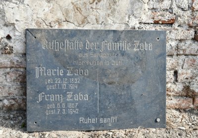 Nově dohledané nápisové desky po vyčištění hrobek u hřbitovní zdi, O.C., 2025