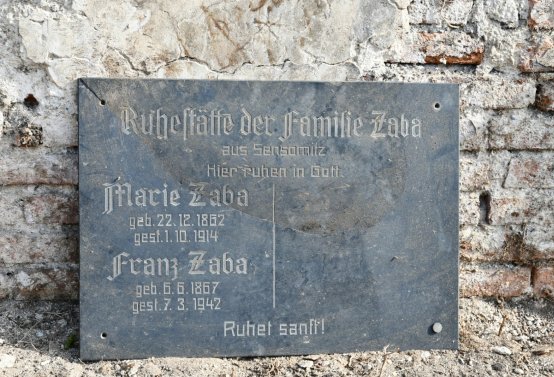 Nově dohledané nápisové desky po vyčištění hrobek u hřbitovní zdi, O.C., 2025