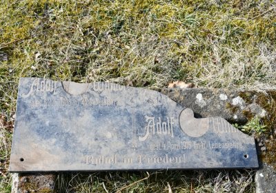 Nově dohledané nápisové desky po vyčištění hrobek u hřbitovní zdi, O.C., 2025