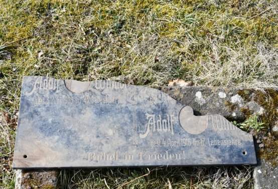 Nově dohledané nápisové desky po vyčištění hrobek u hřbitovní zdi, O.C., 2025