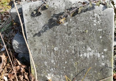 Nově dohledané nápisové desky po vyčištění hrobek u hřbitovní zdi, O.C., 2025