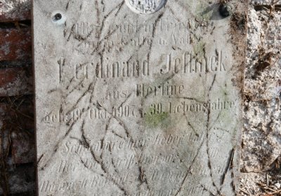 Nově dohledané nápisové desky po vyčištění hrobek u hřbitovní zdi, O.C., 2025