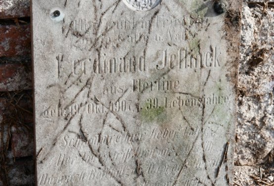 Nově dohledané nápisové desky po vyčištění hrobek u hřbitovní zdi, O.C., 2025