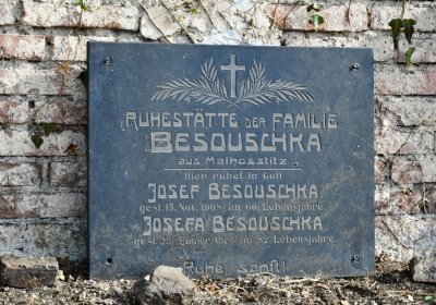 Nově dohledané nápisové desky po vyčištění hrobek u hřbitovní zdi, O.C., 2025