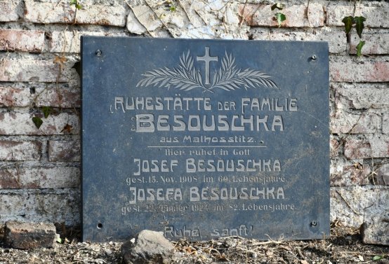 Nově dohledané nápisové desky po vyčištění hrobek u hřbitovní zdi, O.C., 2025