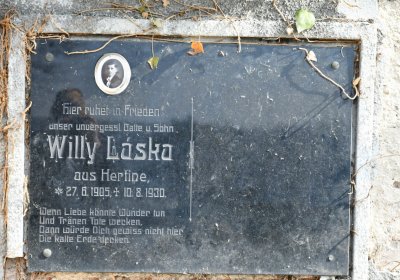 Nově dohledané nápisové desky po vyčištění hrobek u hřbitovní zdi, O.C., 2025