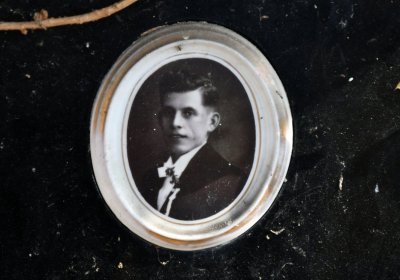 Nově dohledané nápisové desky po vyčištění hrobek u hřbitovní zdi, O.C., 2025