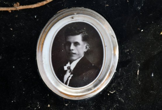 Nově dohledané nápisové desky po vyčištění hrobek u hřbitovní zdi, O.C., 2025