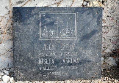 Nově dohledané nápisové desky po vyčištění hrobek u hřbitovní zdi, O.C., 2025