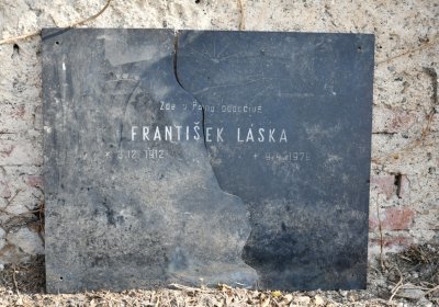 Nově dohledané nápisové desky po vyčištění hrobek u hřbitovní zdi, O.C., 2025