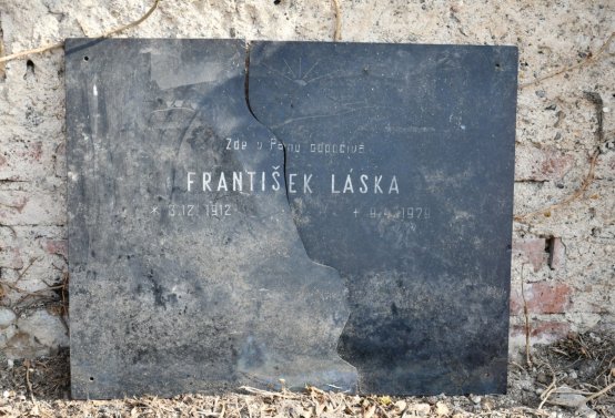 Nově dohledané nápisové desky po vyčištění hrobek u hřbitovní zdi, O.C., 2025