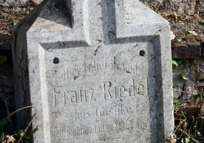 Nově dohledané nápisové desky po vyčištění hrobek u hřbitovní zdi, O.C., 2025