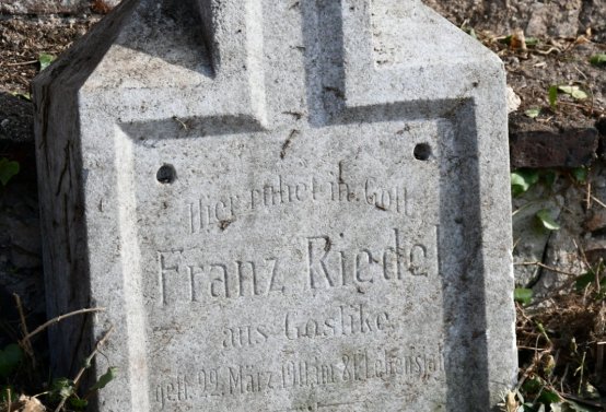 Nově dohledané nápisové desky po vyčištění hrobek u hřbitovní zdi, O.C., 2025