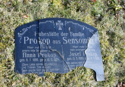 Nově dohledané nápisové desky po vyčištění hrobek u hřbitovní zdi, O.C., 2025