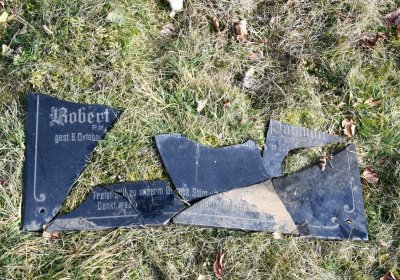 Nově dohledané nápisové desky po vyčištění hrobek u hřbitovní zdi, O.C., 2025