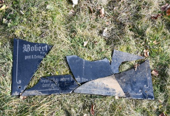 Nově dohledané nápisové desky po vyčištění hrobek u hřbitovní zdi, O.C., 2025