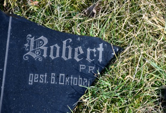 Nově dohledané nápisové desky po vyčištění hrobek u hřbitovní zdi, O.C., 2025