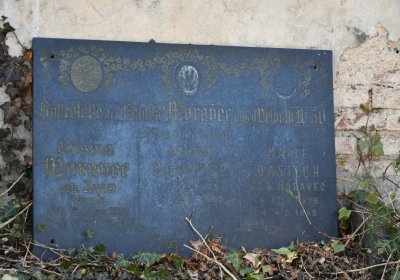 Nově dohledané nápisové desky po vyčištění hrobek u hřbitovní zdi, O.C., 2025