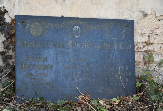 Nově dohledané nápisové desky po vyčištění hrobek u hřbitovní zdi, O.C., 2025