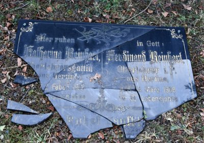 Nově dohledané nápisové desky po vyčištění hrobek u hřbitovní zdi, O.C., 2025