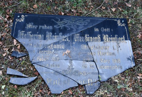 Nově dohledané nápisové desky po vyčištění hrobek u hřbitovní zdi, O.C., 2025