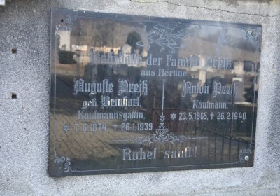 Nově dohledané nápisové desky po vyčištění hrobek u hřbitovní zdi, O.C., 2025