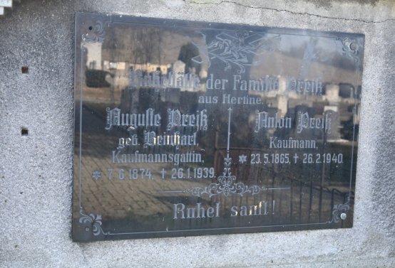 Nově dohledané nápisové desky po vyčištění hrobek u hřbitovní zdi, O.C., 2025