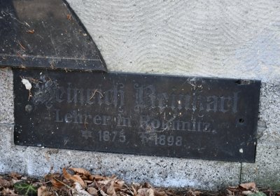 Nově dohledané nápisové desky po vyčištění hrobek u hřbitovní zdi, O.C., 2025