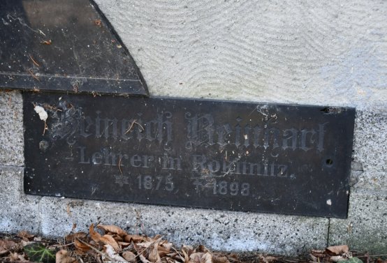 Nově dohledané nápisové desky po vyčištění hrobek u hřbitovní zdi, O.C., 2025