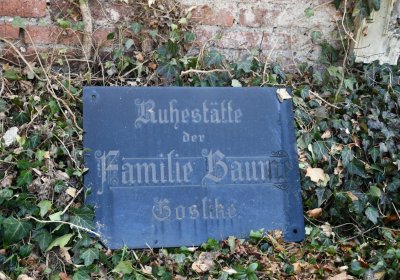 Nově dohledané nápisové desky po vyčištění hrobek u hřbitovní zdi, O.C., 2025