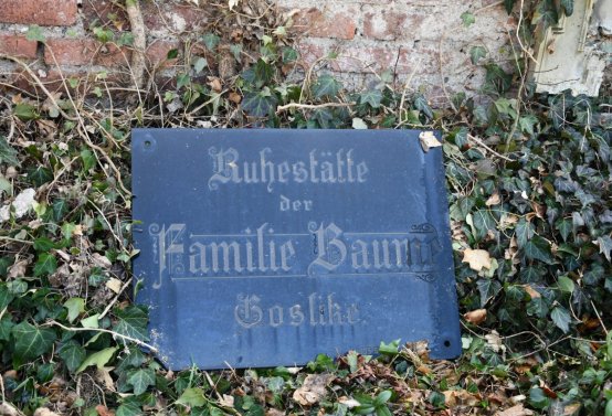 Nově dohledané nápisové desky po vyčištění hrobek u hřbitovní zdi, O.C., 2025