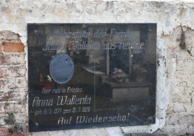 Nově dohledané nápisové desky po vyčištění hrobek u hřbitovní zdi, O.C., 2025