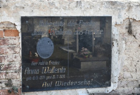 Nově dohledané nápisové desky po vyčištění hrobek u hřbitovní zdi, O.C., 2025