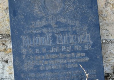 Nově dohledané nápisové desky po vyčištění hrobek u hřbitovní zdi, O.C., 2025