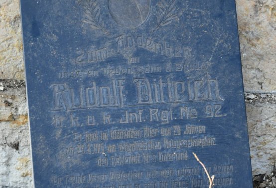 Nově dohledané nápisové desky po vyčištění hrobek u hřbitovní zdi, O.C., 2025